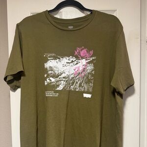 Levi’s olive green tee shirt. Nature graphic & quote on front. XLg. GUC